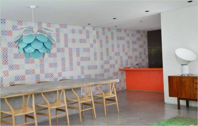 Interiér jídelny venkovského domu DM House v Brazílii