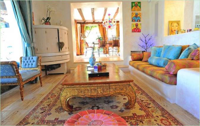 Interiér obývacího pokoje elegantního sídla na Ibize