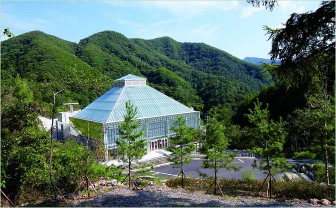 Kostel "světla života" je obklopen zelenou vegetací, horskými vrchovinami a luxusními tropickými plantážemi