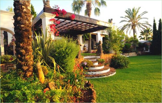 Krásná zahrada u sídla na Ibize