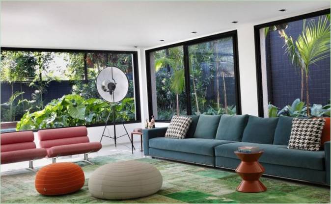Interiér obývacího pokoje venkovského domu DM House v Brazílii