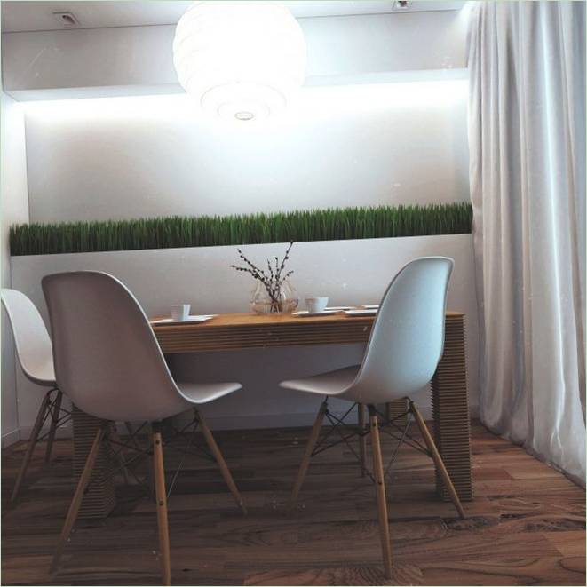 Dřevěný stůl a bílé židle v ekologickém bytě v Bělorusku