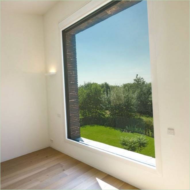 Velké panoramatické okno v cihlovém domě v Nizozemsku
