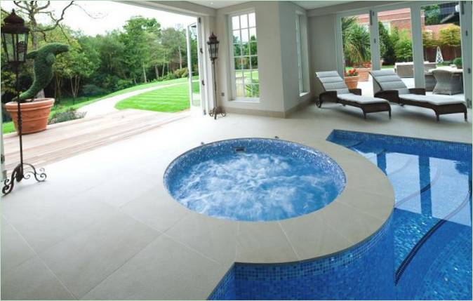 Panoramatický krytý bazén v September House, Anglie