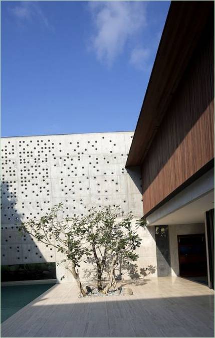 Interiér třípodlažního domu Courtyard House od Formwerkz v Singapuru