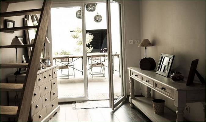 Interiér venkovského domu v loftovém stylu od Planet Studio: bílý nábytek v interiéru