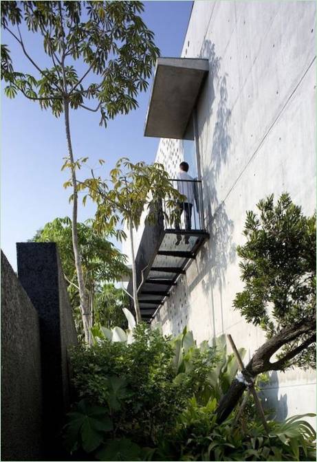 Interiér třípodlažního domu Courtyard House od Formwerkz v Singapuru