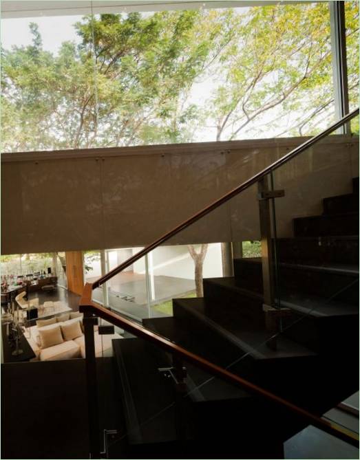 Luxusní schodiště do prvního patra vily Panya Pattanakarn