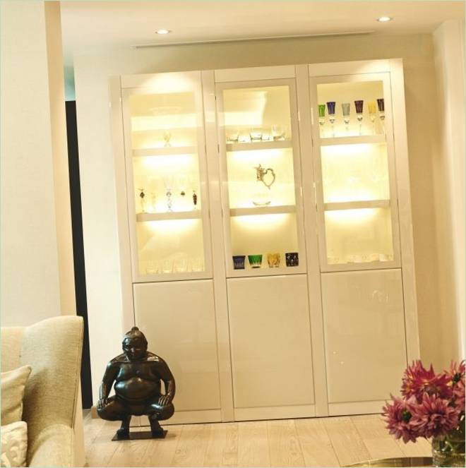 Luxusní příborník v koupelně londýnského bytu Anny Dodonové