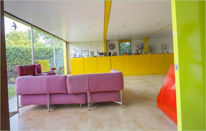 Barevný design obývacího pokoje doma ve Wimbledonu