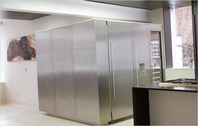 Elegantní lednice v interiéru kuchyně Line House v Londýně