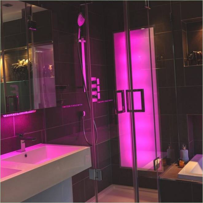 Koupelna s neonovým panelem