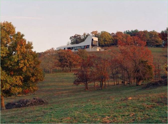 Design nádherného domu Round Mountain House v USA