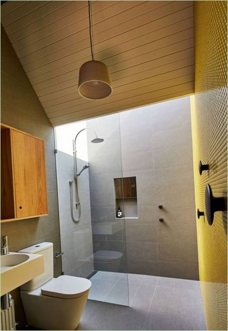 Koupelna obložená šedým obkladem