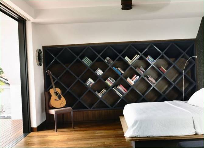 Design jedné z ložnic s policemi na knihy ve tvaru kosočtverce