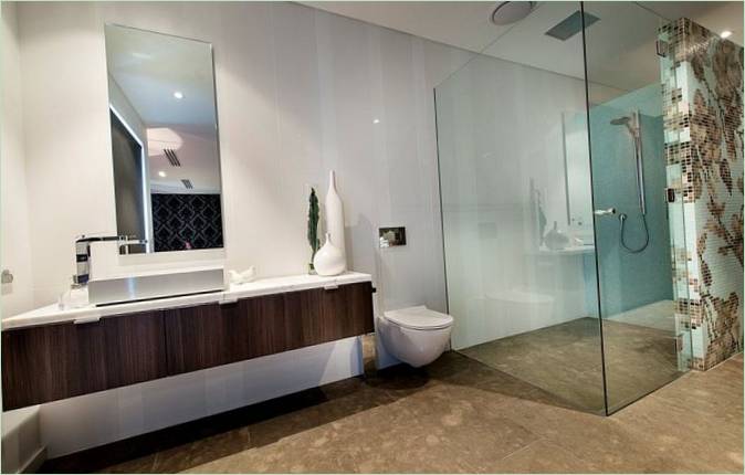 Sprchový kout v moderní rodinné rezidenci v Austrálii