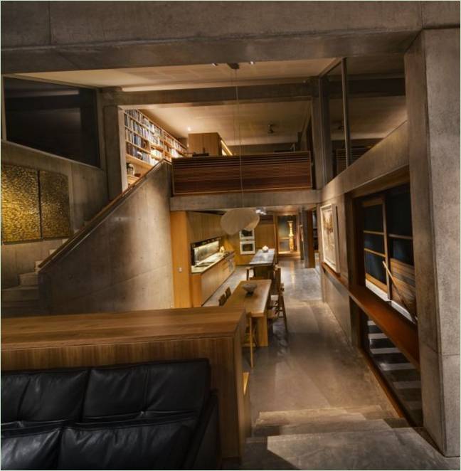 Interiér rezidence South Coast: kuchyně pod schody