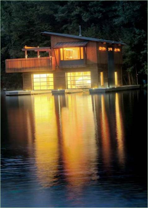 Noční osvětlení v loděnici Muskoka Boathouse