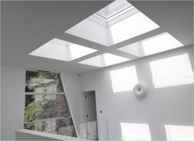 Bílý interiér haly Trish House Yalding