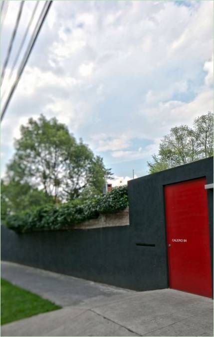 Původní dům Casa Calero s černo-červenou fasádou od DCPP arquitectos, México City, Mexiko