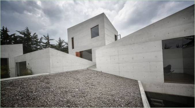 Prostorný dům CAP s minimalistickým interiérem od Estudio MMX, Mexico City, Mexiko