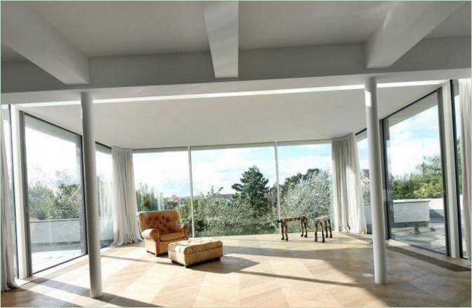 Otevřený obývací pokoj: panoramatická okna a skleněné posuvné dveře