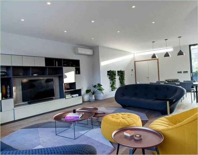 Interiéry řadových domů ve východním Londýně - světlý obývací pokoj