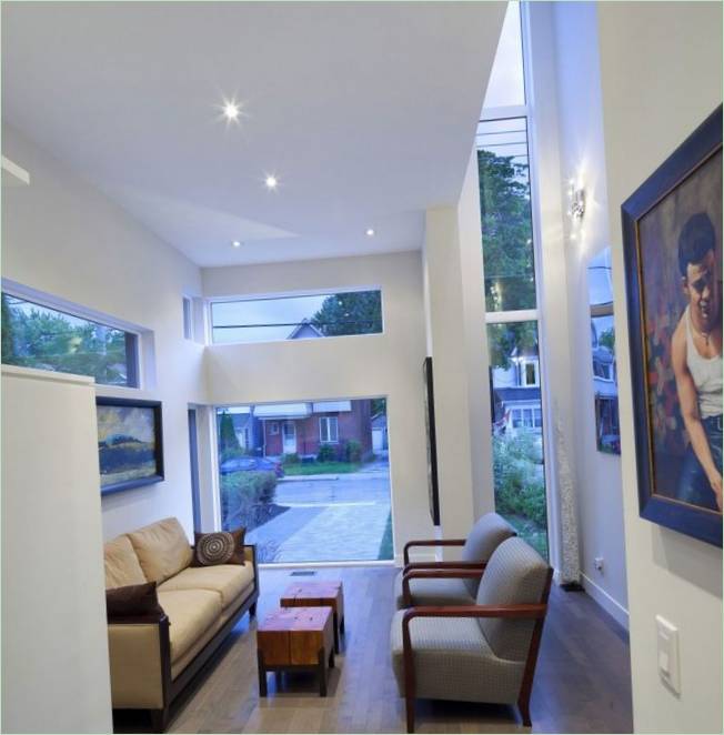 Lineární dům - interiér obývacího pokoje v bílé barvě