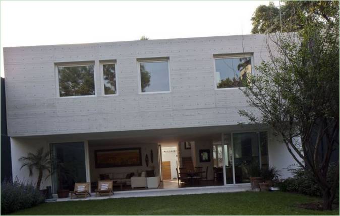 Návrh interiéru domu v bílé barvě od DCPP Arquitectos v Mexiku