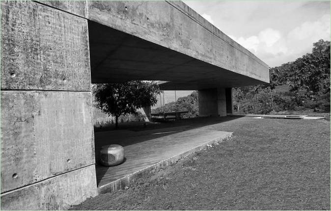 Černobílá fotografie designu domu odlitého z tekutého kamene