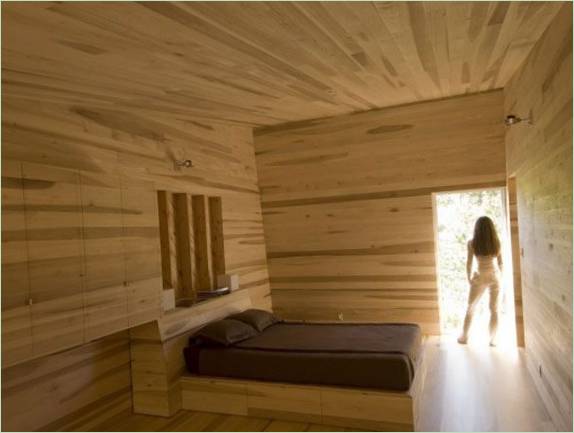 Hnědá postel v dřevěné ložnici
