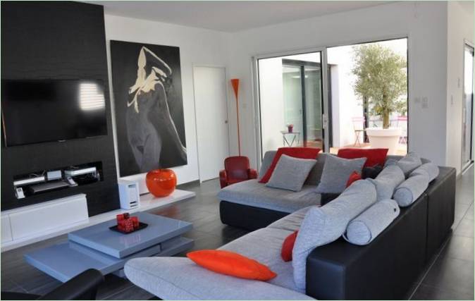 Obývací pokoj s výraznými doplňky v barvě jablka