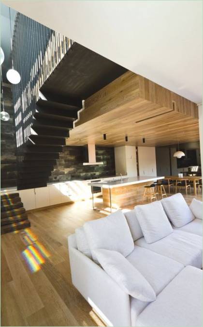 Stěny pokoje jsou obloženy dřevem