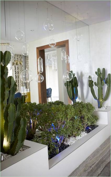 Villa by Nikki B Signature Interiors - exotické rostliny v interiéru obývacího pokoje
