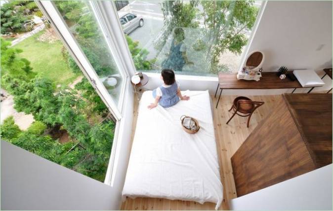 Design interiéru ložnice s velkými okny