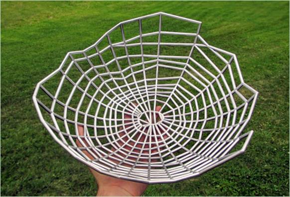 Designový kovový koš ve tvaru tkané sítě