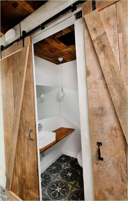 Venkovské sídlo Cottage de Brébeuf - dřevěné dveře v koupelně