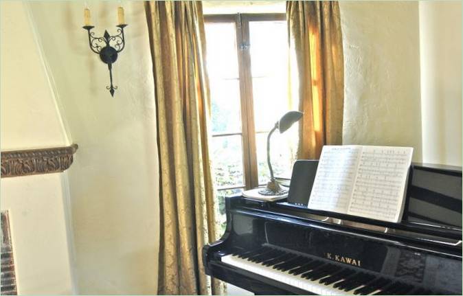 Černý klavír v obývacím pokoji