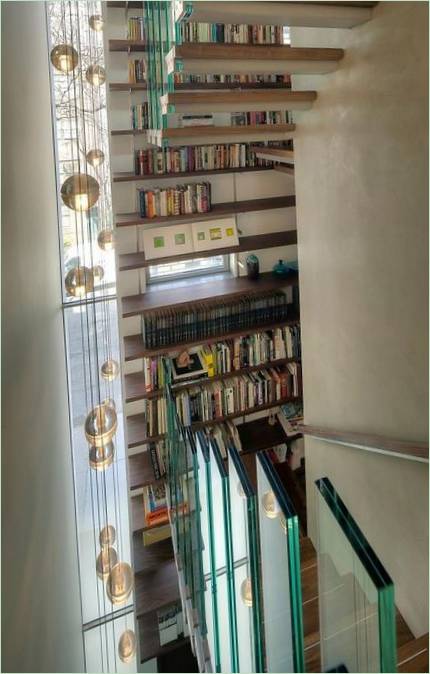 Police na knihy nad schody