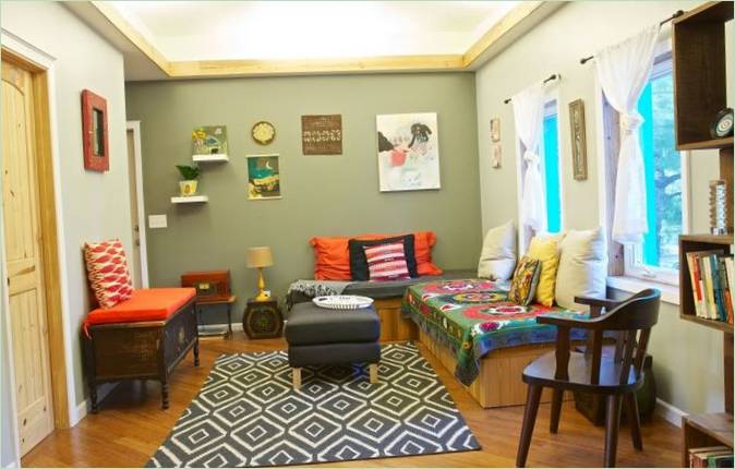 Světlý interiér domu ve Spojených státech: obývací pokoj