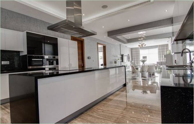 Vila od Nikki B Signature Interiors v Dubaji - moderní kuchyně v černé a bílé barvě
