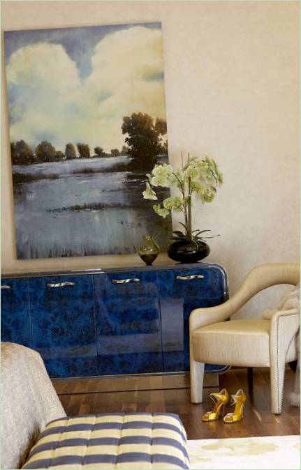 Vila Nikki B Signature Interiors v Dubaji - malba na stěně v ložnici
