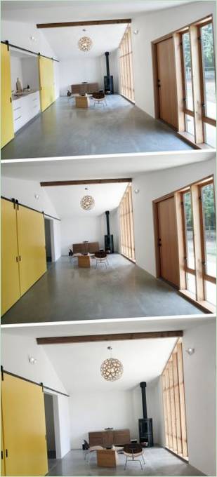 Světle žluté dveře oddělující kuchyň od obývacího pokoje v domě