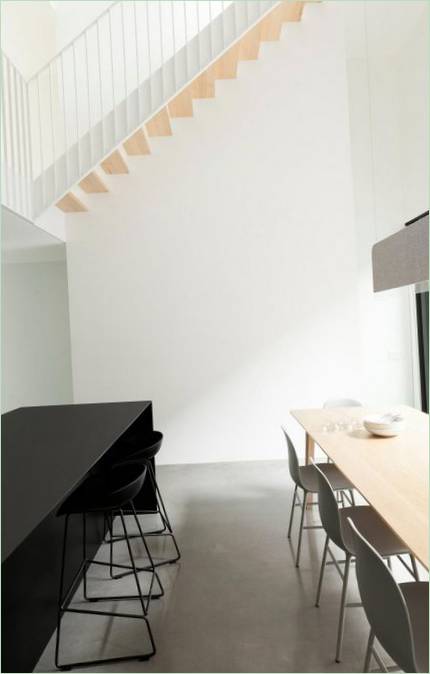 Design interiéru malého domu - schodiště zespodu Design interiéru malého domu - schodiště zespodu