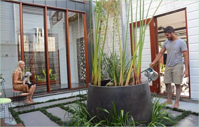 Moderní interiér chaty v Brisbane, Austrálie: terasa Design interiéru moderního domku v Brisbane, Austrálie: Patio