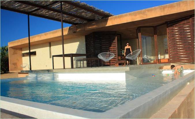 Posezení na terase u bazénu doma v Mexiku