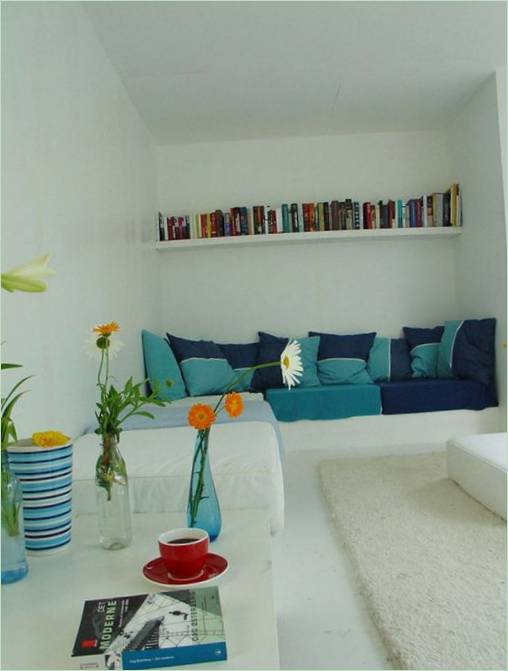 Nádherný interiér obývacího pokoje v modré a bílé barvě v Norsku