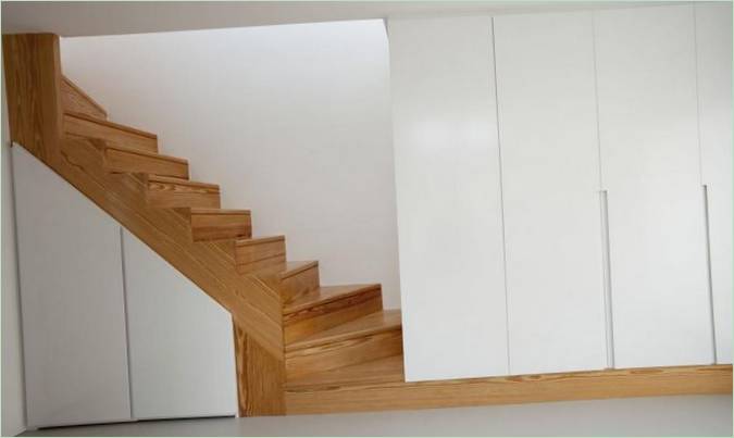 Dřevěné schodiště do prvního patra