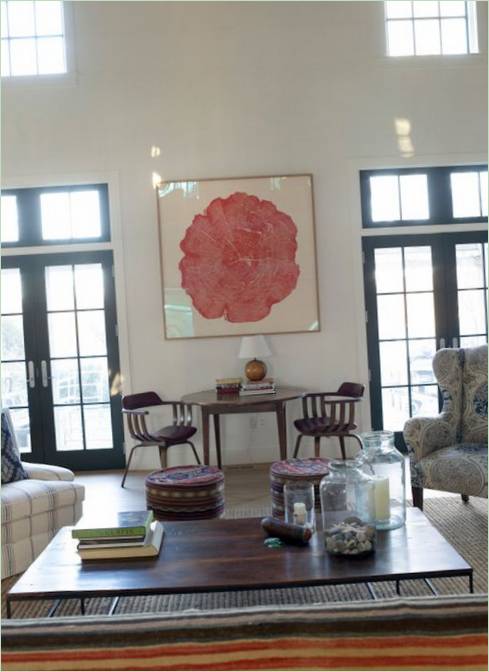 Abstraktní malba v interiéru obývacího pokoje