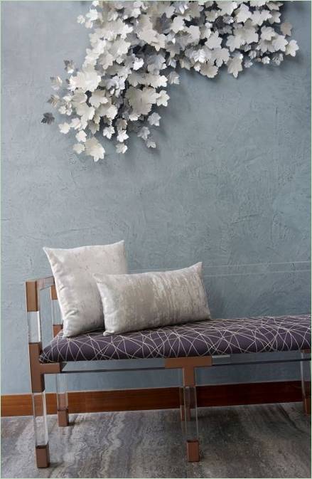 Vila od Nikki B Signature Interiors v Dubaji - originální pohovka